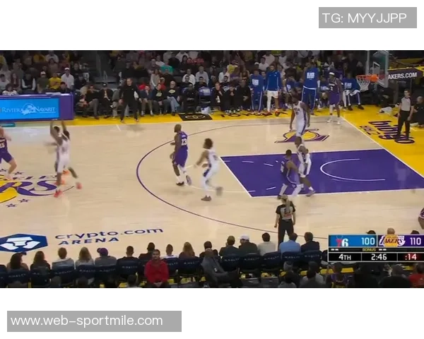 詹姆斯关键时刻暂停指挥队友成功防守上演致命抢断精彩瞬间 詹姆斯关键时刻暂停指挥队友成功防守上演致命抢断精彩瞬间